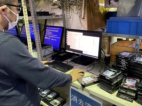 専用ソフトによりハードディスクをひとつひとつ完全消去